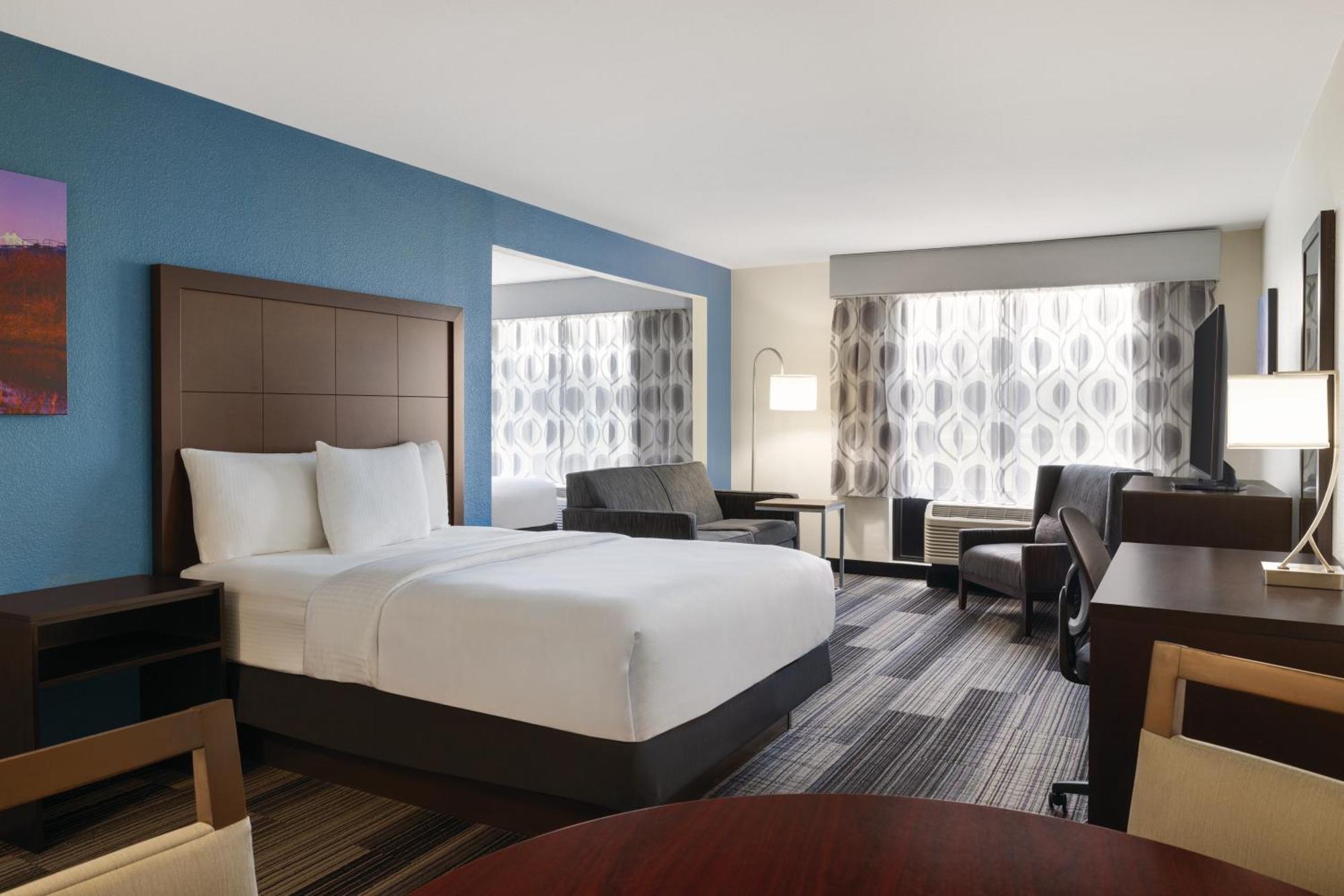 La Quinta By Wyndham Springfield Airport Plaza Hotel Exterior photo